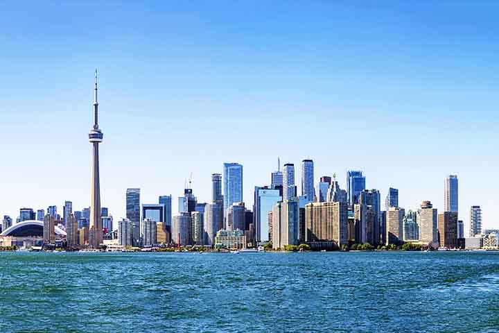 A cidade mais forte economicamente do Canadá é Toronto, pois é o maior centro financeiro e comercial do país. Abriga a Bolsa de Valores de Toronto (TSX), grandes bancos e empresas multinacionais.- SkiEngineer?Wikimédia Commons