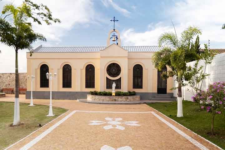 Muitas são construídas em locais de devoção, como santuários ou propriedades privadas. Seu tamanho reduzido e função específica diferenciam-nas das grandes catedrais e basílicas.- Divulgação