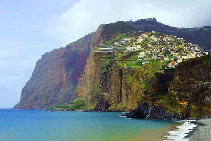 Uma das atrações mais marcantes é a plataforma de vidro construída na beira do penhasco, que proporciona uma sensação única de estar flutuando sobre o abismo. 