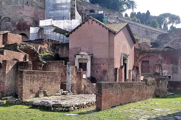 A origem das capelas remonta ao Cristianismo primitivo, quando fiéis criavam pequenos espaços para culto em casas ou cavernas. Na Idade Média, nobres e monarcas construíram capelas particulares em castelos e palácios- Bocachete/Wikimédia Common