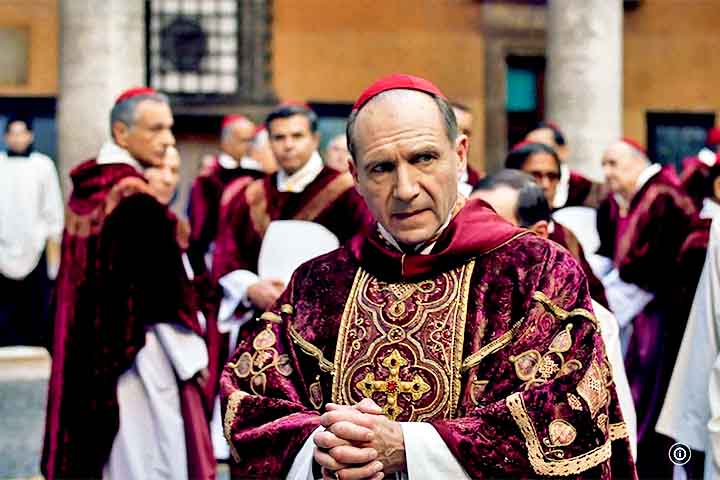 Na trama, o cardel Lawrence, vivido por Ralph Fiennes (“O Jardineiro Fiel” e “O Paciente Inglês”), é quem conduz o conclave para a escolha do novo pontífice após a morte súbita do então líder mundial da Igreja Católica. 
- Divulgação