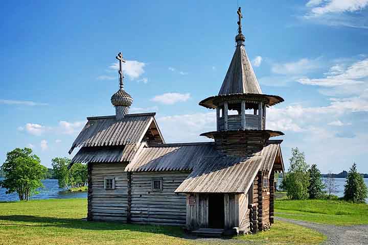 Com a expansão do cristianismo, elas se espalharam pela Europa e, depois, pelo mundo através de missões religiosas. Hoje, podem ser encontradas em escolas, hospitais, aeroportos e locais turísticos. Veja algumas capelas de beleza chamativa.- Flickr Sergei Gussev