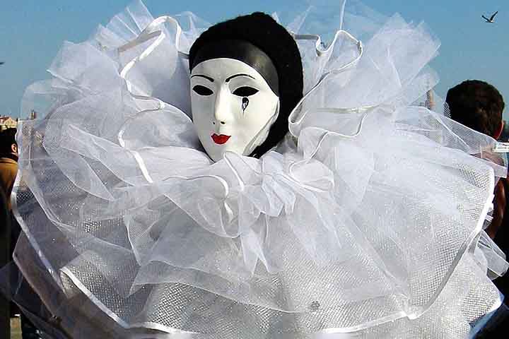 Pierrot, Arlequim e Colombina tornaram-se os personagens mais famosos desse estilo teatral, representando os servos palhaÃ§os (zanni, no original), porÃ©m havia muitos outros. 
