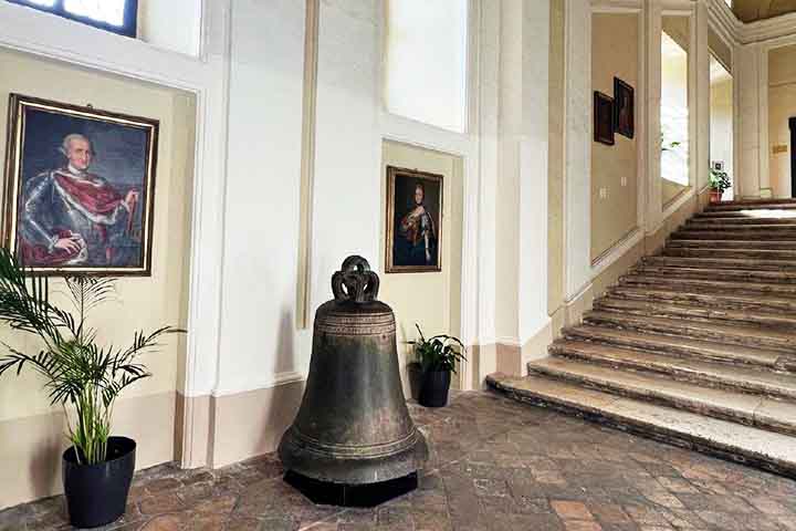A Basílica de São Pedro, no Vaticano, possui sinos históricos que tocam em eventos papais importantes, como a eleição de um novo papa. O maior sino, chamado Campana Maggiore, tem um som profundo e solene.