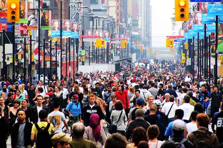 A cidade possui cerca de 2,9 milhões de habitantes, sendo a cidade mais populosa do Canadá. Sua diversidade cultural é marcante, com mais de 200 etnias e cerca de metade da população nascida fora do país.-Reprodução do X @6ixbuzztv