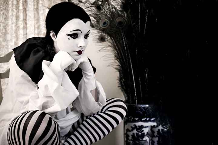 O contínuo sofrimento do Pierrot pelo amor não correspondido da Colombina o fazia ser alvo de piadas. Por isso, o personagem costuma aparecer representado com uma lágrima abaixo dos olhos.
