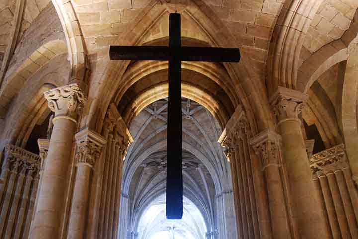 Cruz Latina – Símbolo do cristianismo, sua origem remonta à crucificação de Jesus Cristo. Representa sacrifício, fé e redenção, sendo a cruz mais reconhecida mundialmente