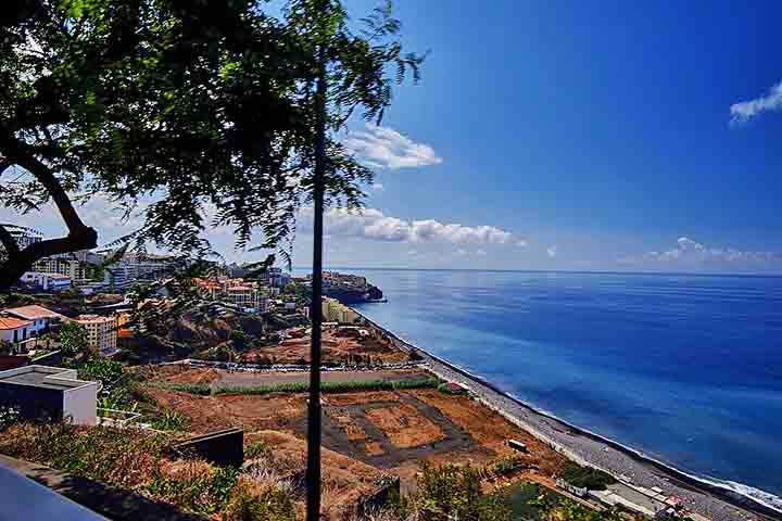 A Praia Formosa, no Funchal, é uma das praias mais conhecidas da ilha. Ao contrário das praias de areia dourada típicas, a Praia Formosa tem uma areia de pedras roliças, e sua paisagem é cercada por falésias imponentes. 