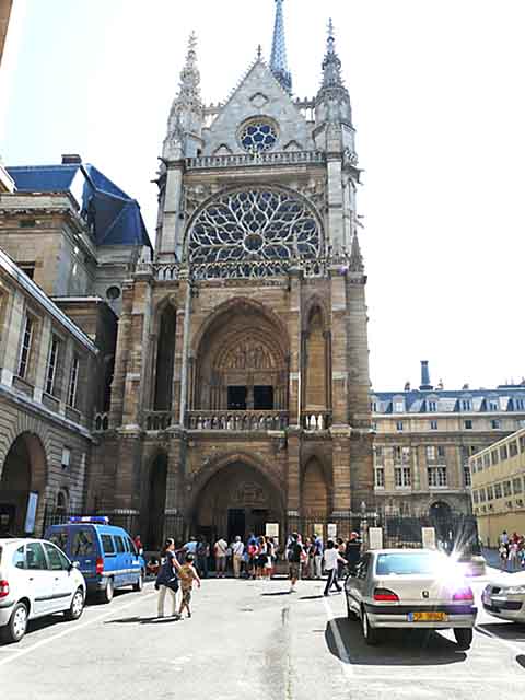 Saint-Chapelle (França) – 1242-1248 - Localizada em Paris, possui vitrais góticos deslumbrantes que criam efeitos incríveis com a luz. Construída no século XIII para abrigar relíquias sagradas. Sua arquitetura refinada encanta visitantes do mundo todo.-Flickr Luciano Guelf