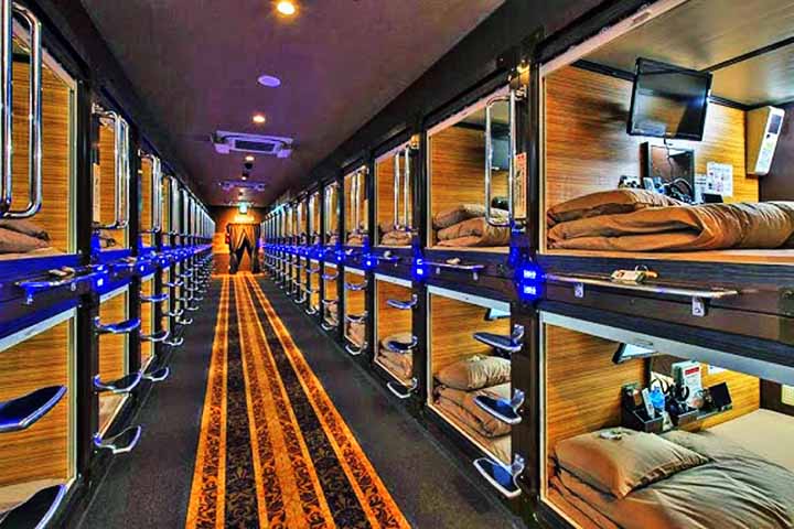 Criadas em 1979 com o Capsule Inn Osaka, no bairro de Umeda, essas acomodações foram projetadas pelo arquiteto Kisho Kurokawa para oferecer estadias baratas, principalmente para trabalhadores.
 - - Reprodução de Youtube