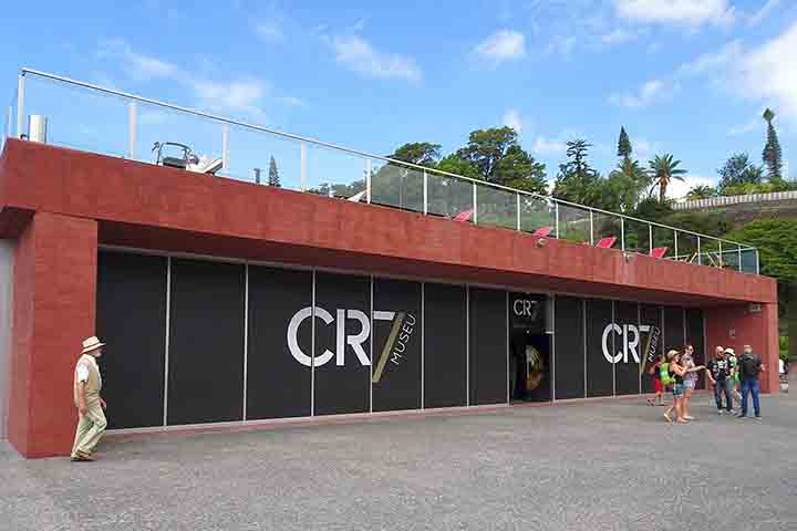O Museu CR7, dedicado ao famoso jogador de futebol Cristiano Ronaldo, está localizado em Funchal, cidade natal do atleta. O museu apresenta a trajetória de Ronaldo, com diversas exposições sobre seus troféus, camisas e prêmios.