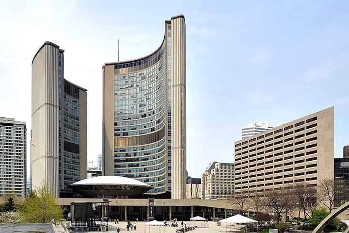 Toronto tem um governo municipal liderado por um prefeito e um conselho da cidade. Como parte do Canadá, segue o sistema parlamentarista e está dentro da província de Ontário.
-Taxiarchos228 ?Wikimédia Commons