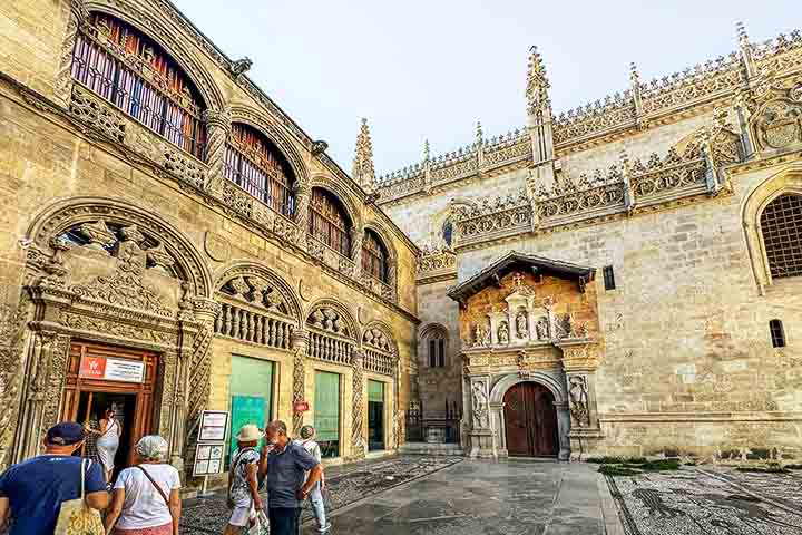 Capela Real de Granada (Espanha) – 1505-1517 - Acolhe os túmulos dos Reis Católicos e combina estilos gótico e renascentista. O altar-mor e os vitrais aumentam sua grandiosidade. Seu acervo inclui arte sacra e objetos históricos espanhóis.- Flickr Ricky Coronel