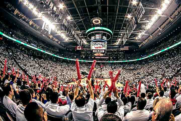 Os moradores de Toronto valorizam diversidade cultural, vida urbana ativa e esportes como hóquei e basquete. Há também um grande apreço por cafés, festivais e atividades ao ar livre, especialmente no verão. 
-Shaheen Karolia/Wikimédia Commons