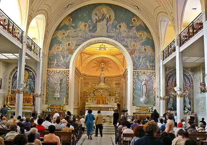 Capela da Medalha Milagrosa (França) – 1815 - Local de peregrinação onde a Virgem Maria teria aparecido a Catarina Labouré. Seu interior simples inspira espiritualidade e devoção. Fiéis acreditam no poder das orações feitas ali.-- Flickr Zygmunt Boro