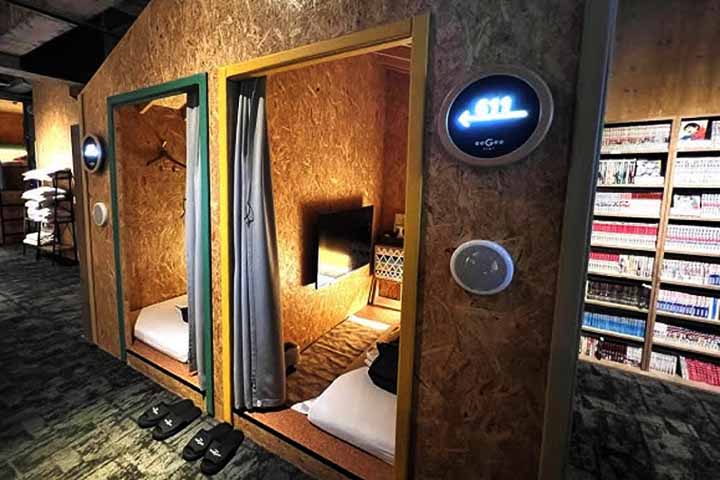 Os preços variam entre 2 mil e 5 mil ienes (cerca de R$80 a R$ 200) por noite, tornando as cápsulas uma alternativa econômica e prática para viajantes. - Reprodução de Youtube