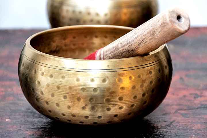 Sino Tibetano – Pequeno e geralmente acompanhado por um bastão que esfrega sua borda para produzir um som contínuo. É usado em práticas de cura, meditação e relaxamento.
