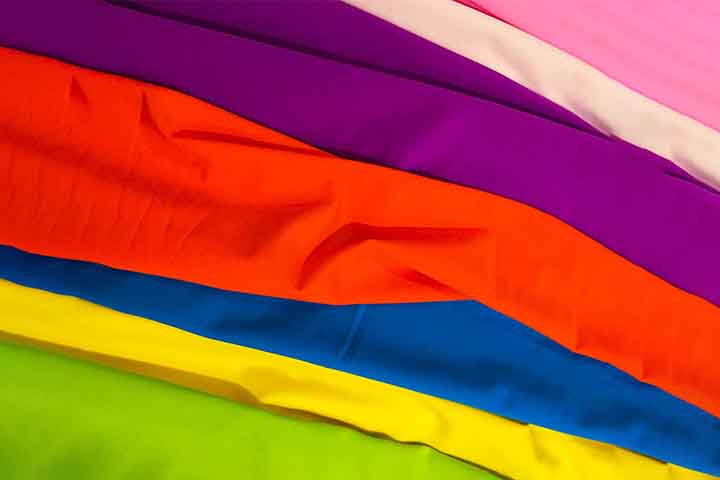 Lycra: Tecido sintÃ©tico feito de elastano, conhecido por sua elasticidade excepcional. Ã? resistente, flexÃ­vel e mantÃ©m a forma original mesmo apÃ³s longos perÃ­odos de uso. Amplamente utilizado em roupas esportivas, trajes de banho e peÃ§as justas, proporciona conforto e liberdade de movimento.-DivulgaÃ§Ã£o