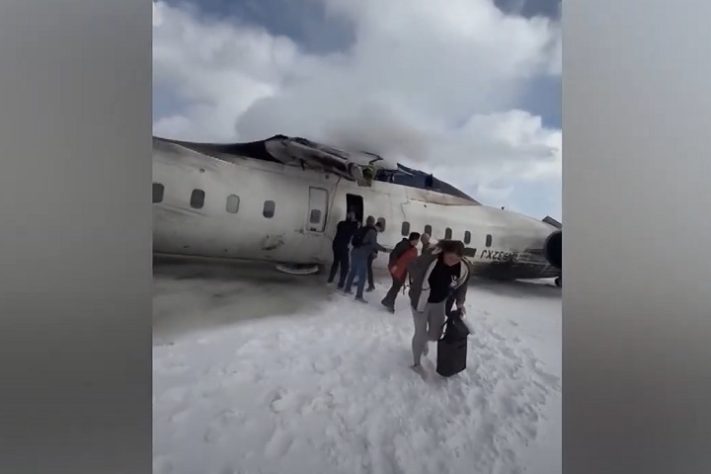 Avião capota no aeroporto de Toronto, no Canadá