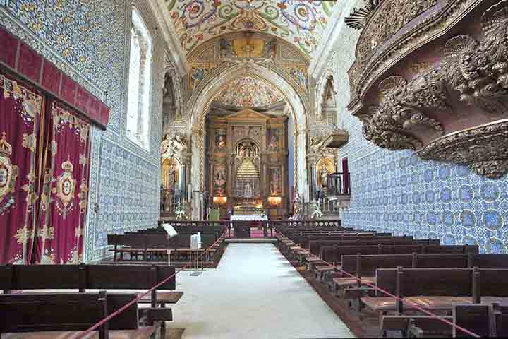 Capela de São Miguel (Portugal) – Século XVI - Situada na Universidade de Coimbra, possui teto pintado e um impressionante órgão barroco. Pequena, mas repleta de detalhes manuelinos. Era usada para cerimônias acadêmicas e religiosas.
-- Flickr CCDRC