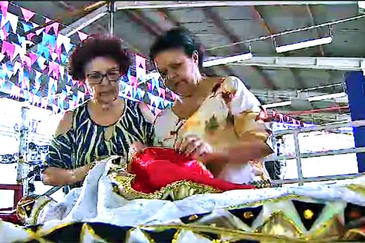 <p>Nesse processo, costureiras, aderecistas e outros profissionais trabalham para que as reproduções fiquem bem perto do que foi apresentado nos croquis. Em outras palavras, o foco é que boa parte das ideias do carnavalesco sejam empregadas. </p>
