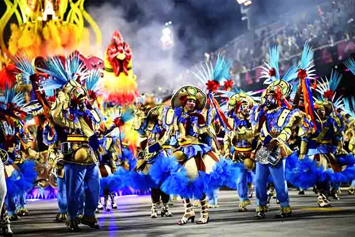Na avenida, fez de seus componentes centenas de quadrilheiros encenando a chegada à cidade de Maracanaú, no Ceará, onde acontece uma das maiores festas de São João do mundo - teve 2,4 milhões de espectadores em 2024. A partir daí, a escola contou as origens da celebração e sua história.
