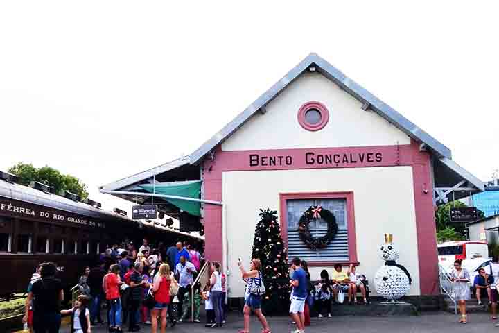 Inaugurada em 1919, a Estação Ferroviária de Bento Gonçalves foi importante para o escoamento da produção da região da Serra Gaúcha. Em 1993, ela começou a funcionar como ponto de partida para um passeio turístico de Maria-Fumaça, com 23 km de trajeto pelas belas paisagens da região, incluindo degustação de vinhos locais.- Ricardo Melo Araujo/Wikimédia Commons