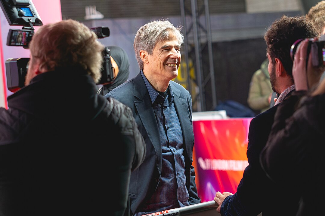 Além do reconhecimento artístico, Salles se destaca como um dos cineastas mais ricos do mundo, com uma fortuna estimada em US$ 4,2 bilhões (R$ 24,8 bilhões no câmbio atual), figurando atrás apenas de Steven Spielberg e George Lucas.