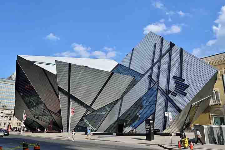 Royal Ontario Museum (1914) – Maior museu do Canadá, combina arquitetura moderna e clássica. Possui coleções sobre história natural, arte e cultura mundial. Exibe fósseis de dinossauros, artefatos egípcios e exposições sobre civilizações antigas.- Raysonho/Wikimédia Commons