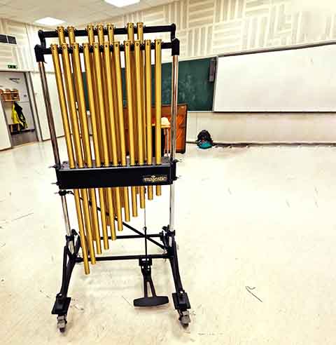 Sino Orquestral (Tubular Bells) – Usado em orquestras, são tubos metálicos de diferentes tamanhos suspensos que produzem um som semelhante ao de sinos de igreja. São comuns em músicas clássicas e trilhas sonoras.