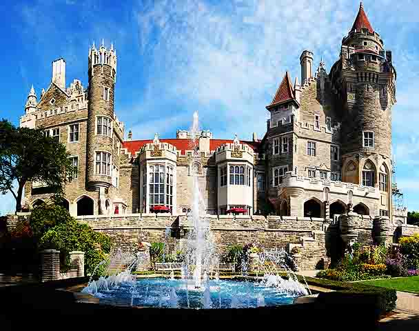 Casa Loma (1914) – Castelo histórico construído no estilo europeu, oferece uma viagem ao passado. Conta com móveis de época, jardins exuberantes e passagens secretas. É um dos cenários mais usados em filmes e séries.
- Larry Koester/Wikimédia Commons