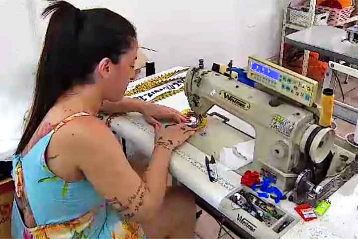 <p>Atualmente, o carnaval carioca tem apostado na iluminação. Assim, as fantasias podem apresentar materiais que brilham e refletem, assim como a presença de leds.</p>
