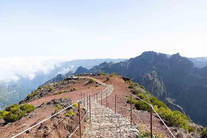 A Vereda do Pico Ruivo Ã© uma das trilhas mais populares da Madeira, ligando o Pico do Areeiro ao Pico Ruivo, o ponto mais alto da ilha. Esta caminhada exige disposiÃ§Ã£o, mas a recompensa Ã© uma das vistas mais impressionantes da ilha, com paisagens dramÃ¡ticas e uma vegetaÃ§Ã£o Ãºnica.