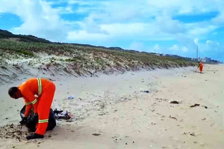 Segundo especialistas, é provável que esse amontoado de lixo “internacional” em praias brasileiras deva-se ao descarte feito por navios. 

