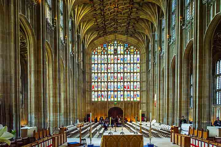 Capela do Rei (Reino Unido) – 1475-1528 - No Castelo de Windsor, abriga túmulos de monarcas britânicos. Destaca-se pelos vitrais medievais e teto gótico impressionante. Foi palco de casamentos da família real.-Jack Pease?wikimédia Commons