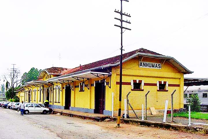 Após o fim do uso comercial em 1977, a estação passou a ser um atrativo turístico, oferecendo passeios de trem por fazendas centenárias de café. O trajeto de 24 km é tombado pelo Conselho de Defesa do Patrimônio Artístico e Cultural de Campinas (Condepacc), preservando a memória da antiga ferrovia que ligava São Paulo a Minas Gerais.- flickr Fernando Picarelli Martins