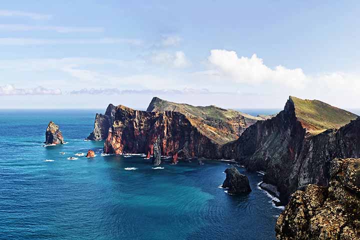 A Ponta de São Lourenço é uma reserva natural localizada no extremo leste da Madeira, famosa pelas suas paisagens áridas e dramáticas. A trilha de 8 km percorre a península, oferecendo vistas espetaculares do oceano e das ilhas Desertas.