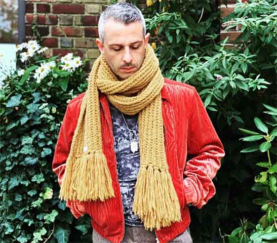 Após se formar na Yale School of Drama, Jeremy Strong começou a atuar em peças de teatro, ganhando reconhecimento por suas performances emocionalmente carregadas.- Reprodução do Instagram @jeremystrongupdates
