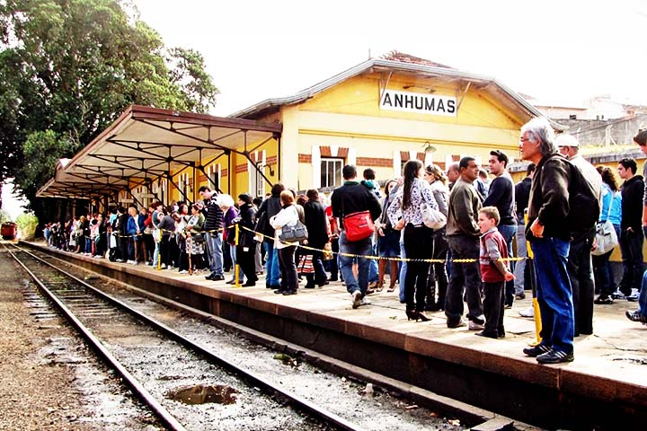 Inaugurada em 1926, a Estação Anhumas é o ponto de partida da famosa Maria-Fumaça que liga Campinas a Jaguariúna. Sua arquitetura histórica do início do século 20 é mantida pela Associação Brasileira de Preservação Ferroviária (ABPF), e a estação é um importante exemplo da cultura ferroviária brasileira.- flickr Setsuko Hanazaki