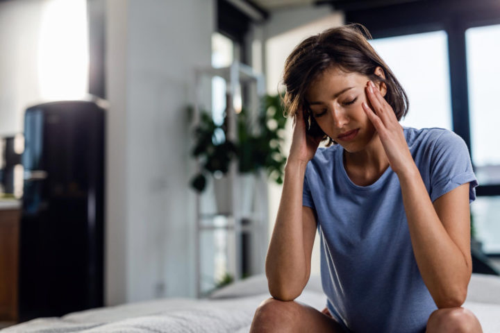 Nem todas as pessoas infectadas apresentam sintomas, mas quando as larvas atingem o sistema nervoso central, podem causar meningite eosinofílica, com sintomas como dores de cabeça, rigidez no pescoço, vômitos, confusão e formigamento.