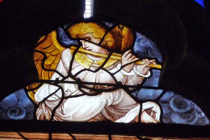 A flauta é associada à suavidade e pureza, representando a voz do espírito. Na tradição bíblica, é mencionada em celebrações e momentos de alegria (Gênesis 4:21). Anjos tocando flauta simbolizam harmonia e comunicação divina.