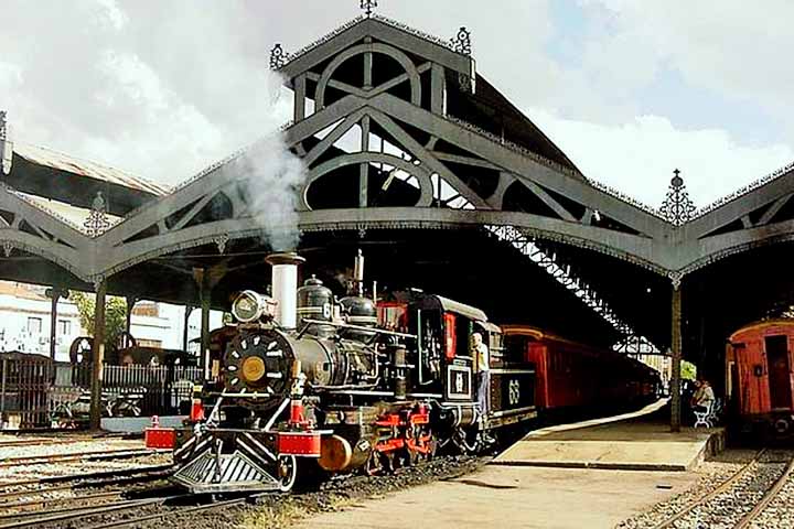 Com um museu ferroviário que preserva peças e registros da história do transporte no Brasil, a estação mantém viva a memória das ferrovias, oferecendo aos visitantes uma experiência cultural imersiva. A operação do trem turístico é um importante projeto de preservação do patrimônio ferroviário nacional.-- Universidae federal de São João Del-Rei