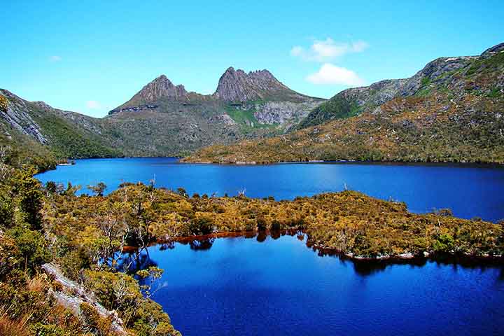 Cerca de 40% do território está protegido por parques nacionais e áreas de conservação, incluindo o Parque Nacional da Tasmânia, que abriga a famosa Cradle Mountain e é parte do Patrimônio Mundial da UNESCO.