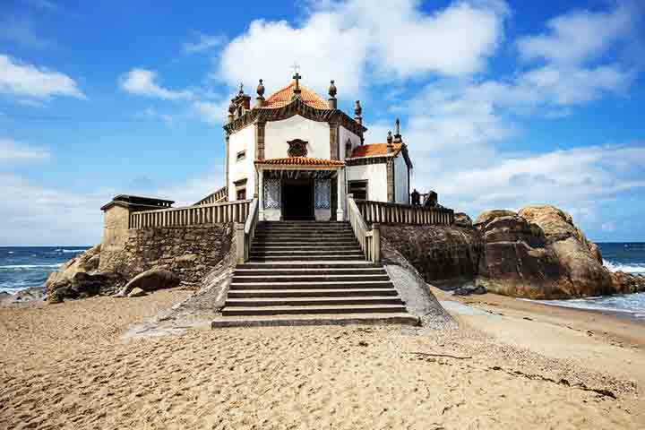 Capela do Senhor da Pedra (Portugal) – 1686 - Construída sobre uma rocha à beira-mar, em Vila Nova de Gaia. O mar a envolve durante tempestades, criando um cenário dramático. É um local de culto e peregrinação religiosa.
-- Flickr Richard Jack