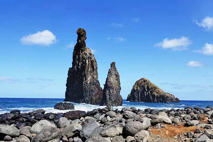 A Praia da Ribeira da Janela é uma praia isolada e de beleza única, com águas claras e rodeada por rochas imponentes. Embora a praia tenha uma areia escura, suas vistas deslumbrantes e o ambiente tranquilo a tornam um local popular para quem busca um refúgio.