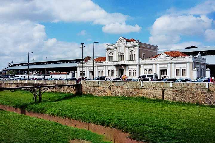 A Estação Ferroviária de São João del Rei, inaugurada em 1881, é um ícone das estradas de ferro de Minas Gerais. Após a desativação da linha nos anos 1960, a estação passou a ser um ponto turístico, servindo como partida para o famoso passeio de Maria-Fumaça até Tiradentes.-- Reprodução do Youtube