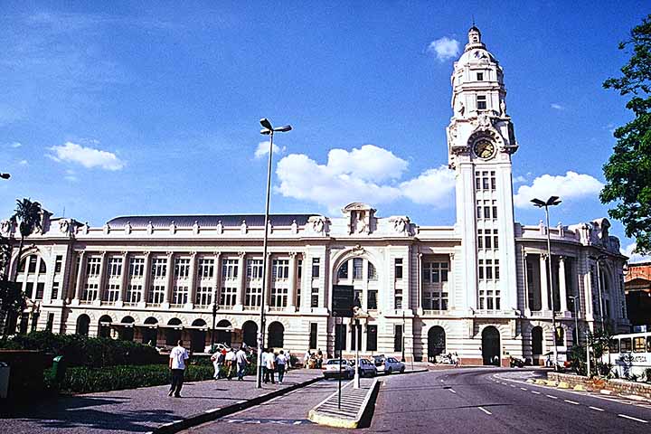 Sua estrutura, repleta de detalhes artísticos, está em processo de restauração para preservar sua beleza histórica. A estação é um símbolo cultural e arquitetônico de São Paulo, conectando a história ferroviária à vida artística da cidade.- Flickr Ciudades Imaginadas