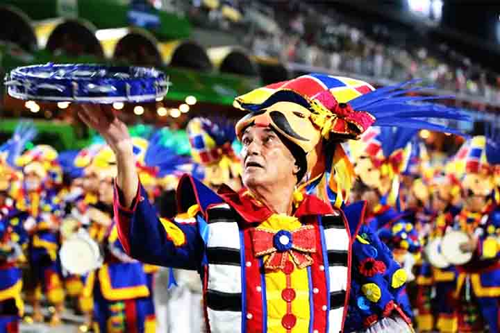 Em 2022, a escola obteve a cessão dos direitos de desfile que pertencia à Acadêmicos do Sossego - fundada em 1969. Suas cores são o azul e o branco. 
