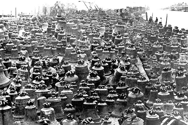 Alguns sinos de guerra também eram derretidos para  que fossem usados na fabricação de novas armas durante o período dos conflitos.

