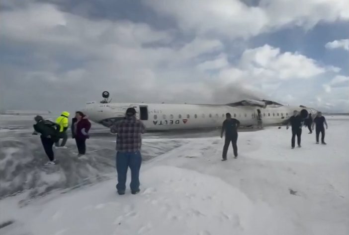 Avião capota no aeroporto de Toronto, no Canadá